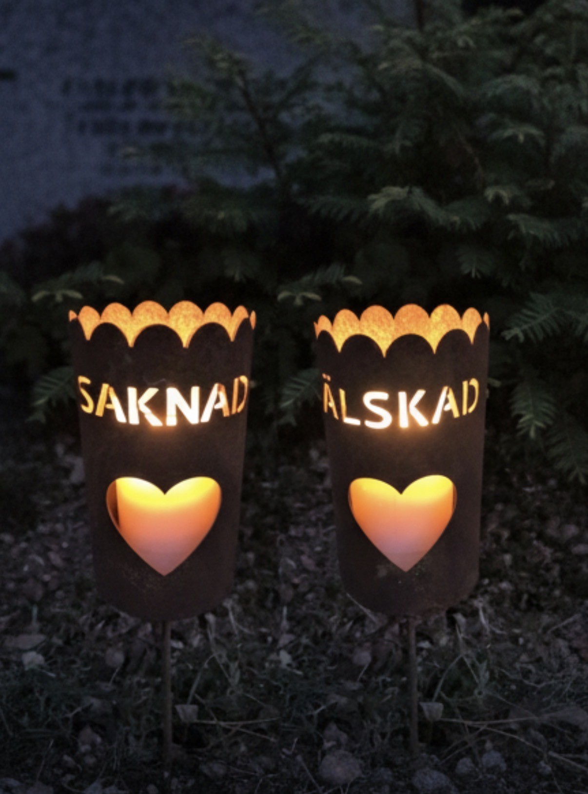 Gravlykta med dubbelsidigt hjärta och text Älskad Saknad utan lock med avtagbar pinne/8 ST PER FÖRP