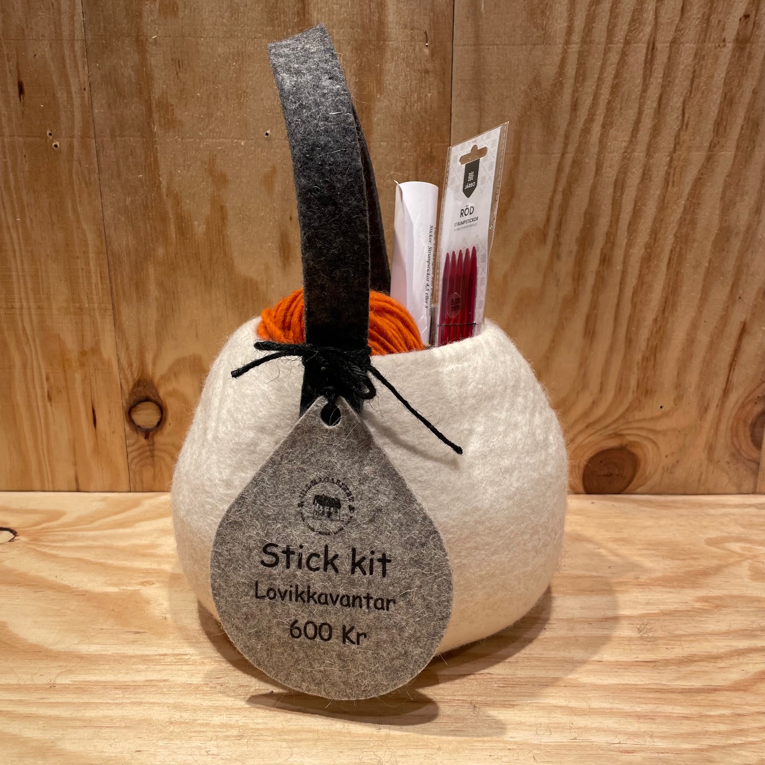 Stick kit - Lovikkavantar i äkta Lovikka garn inklusive tovad ullkorg