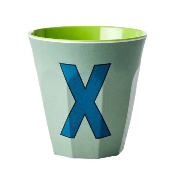 Mugg i melamin, Alfabetsmugg X khaki, från Rice