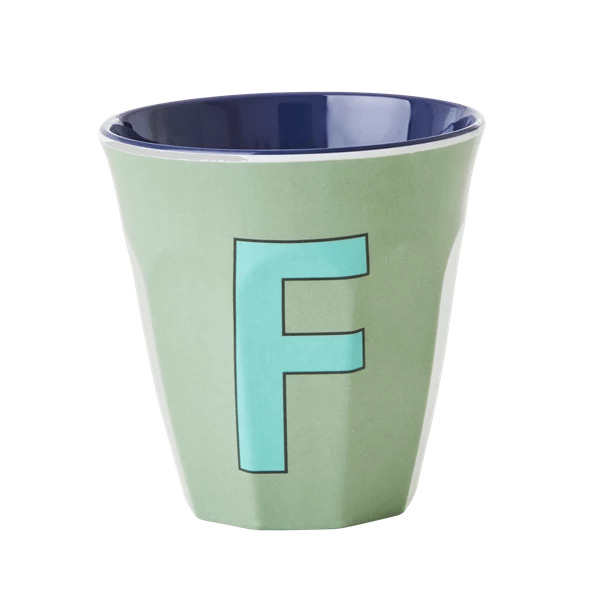 Mugg i melamin, Alfabetsmugg F khaki, från Rice