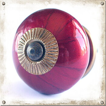 Pyöreä, helmiäis-punaruskea nuppi - antiikki