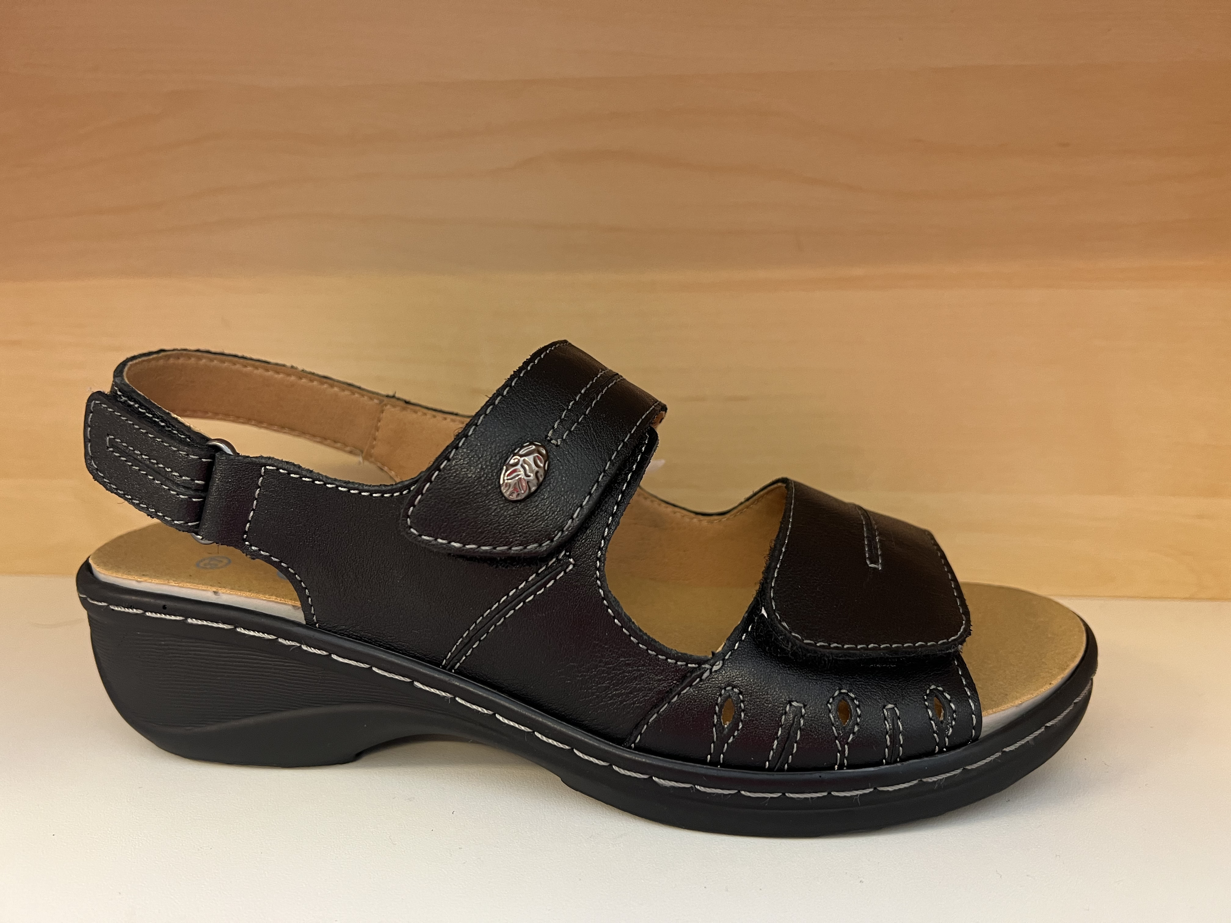 Damsandal i svart skinn med uttagbar innersula. Ställbar bakrem och två ställbara remmar över foten, kradborreknäppning.  Soft Comfort.