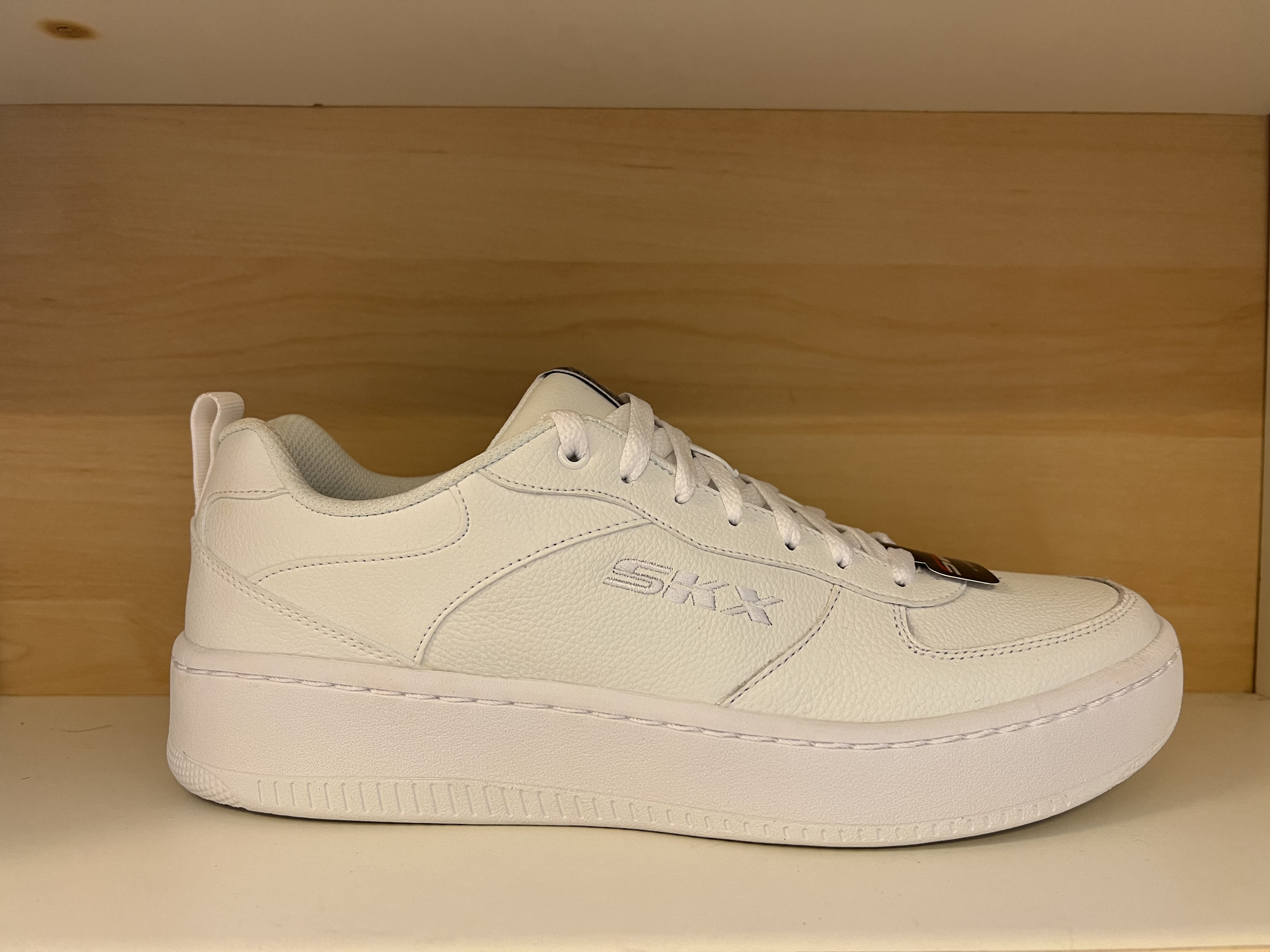 SKECHERS  Herr-sko i vitt skinn med Memory Foam innersula. "Mens Sport Court 92" - 4
