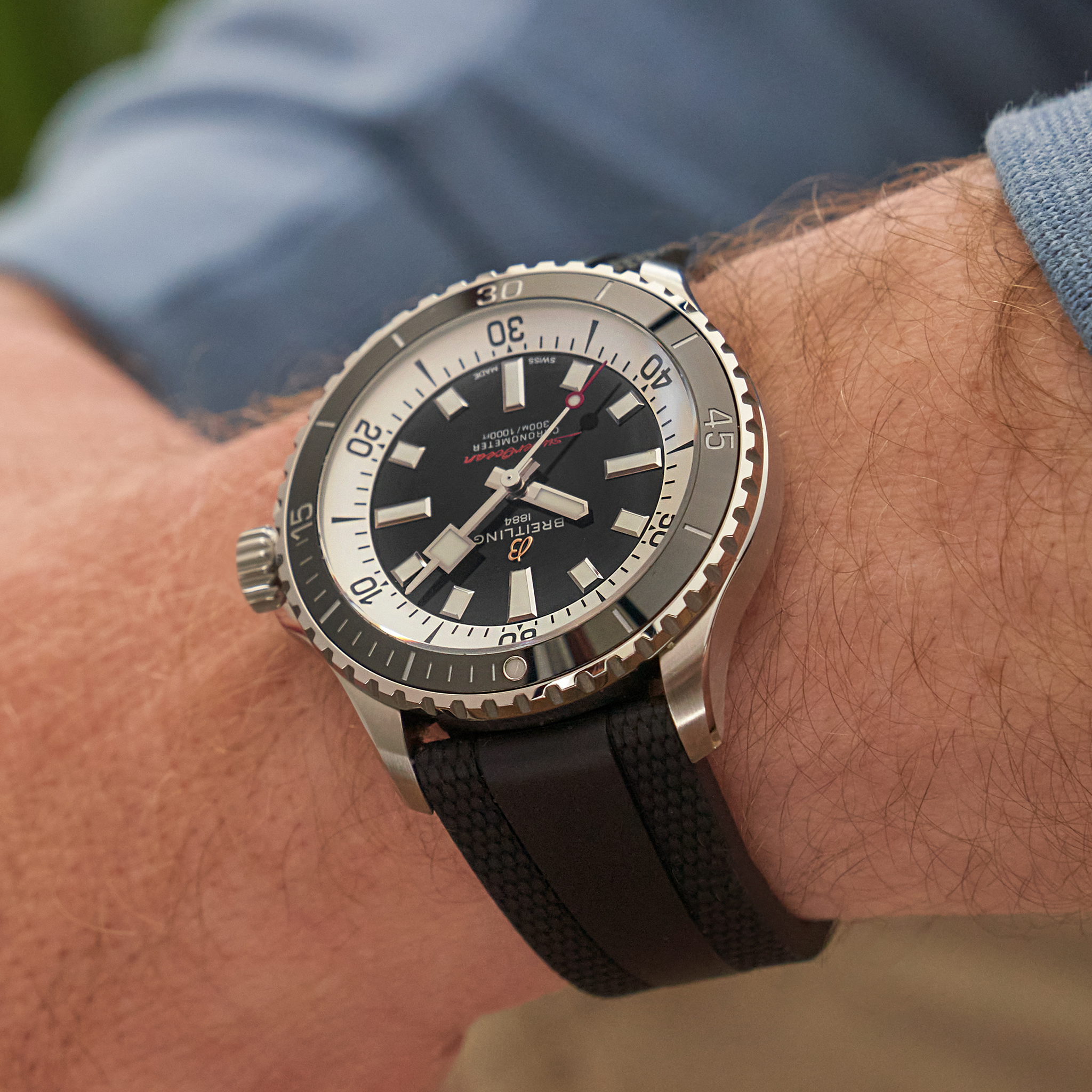A17375211B1S1 Breitling Superocean Automatic 42 svart gummiband 