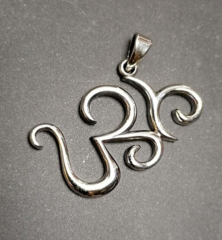 Dancing Aum  Hänge i  Silver 