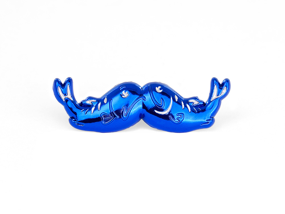 Två blå fiskar formade som en mustasch-pin 