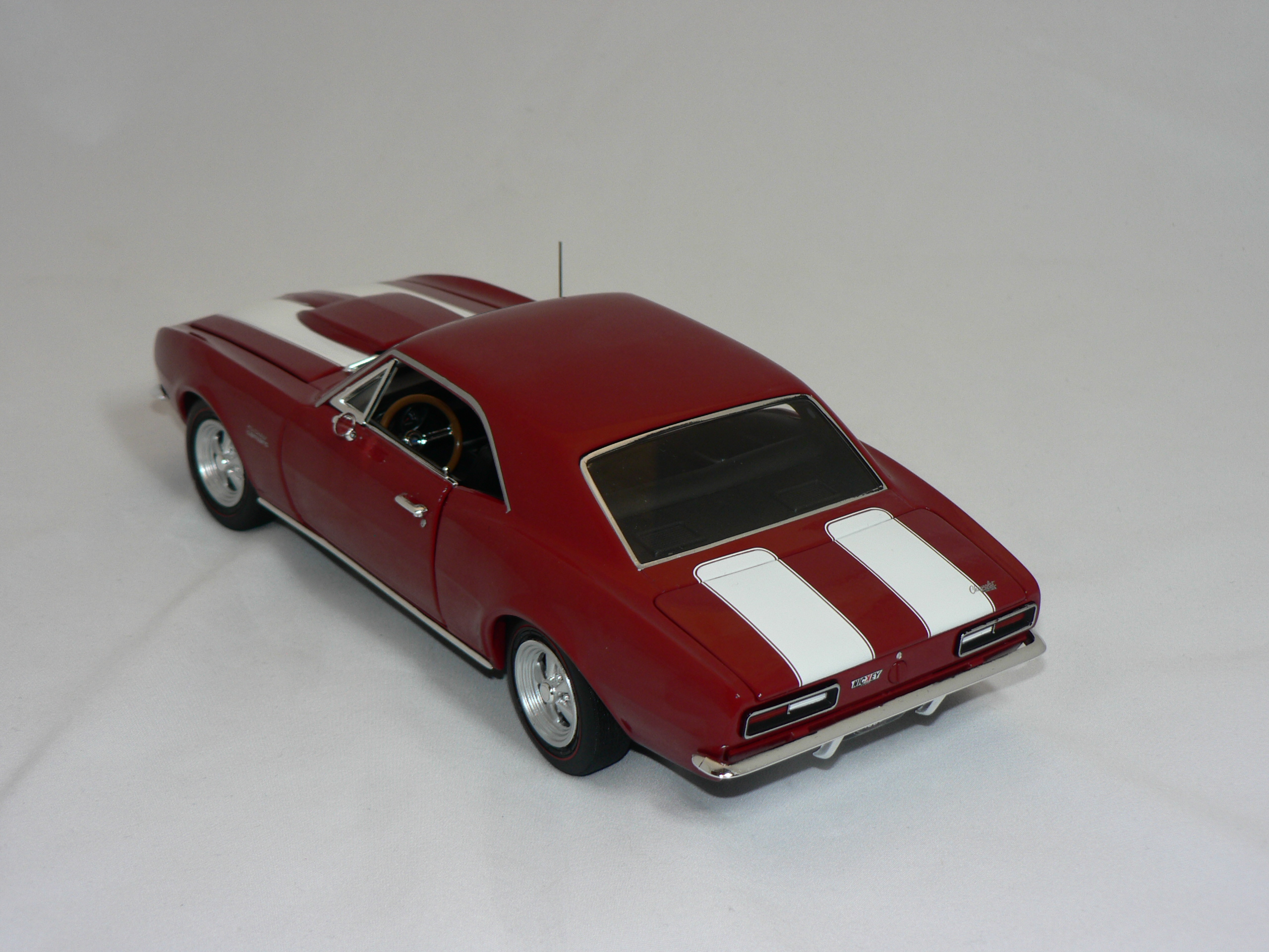 Chevrolet Camaro  Z28 ( Nickey )  1967   Röd/Vita Stripes  1:18  Ertl/Auto World - 2
