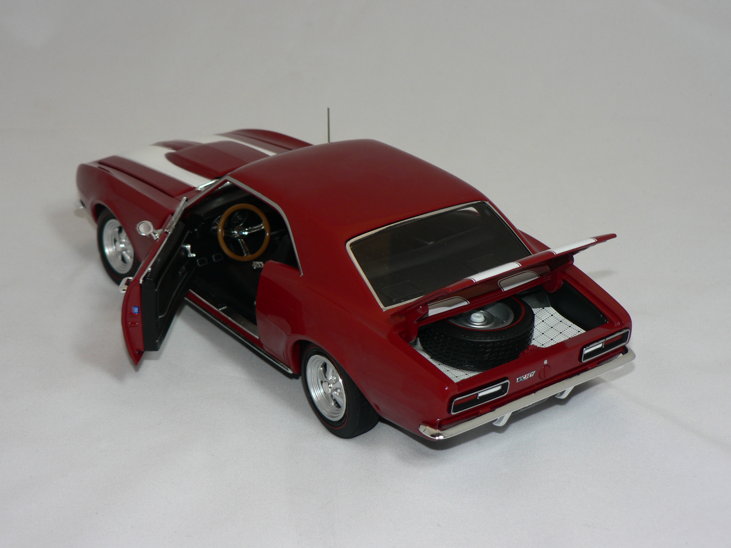 Chevrolet Camaro  Z28 ( Nickey )  1967   Röd/Vita Stripes  1:18  Ertl/Auto World - 5