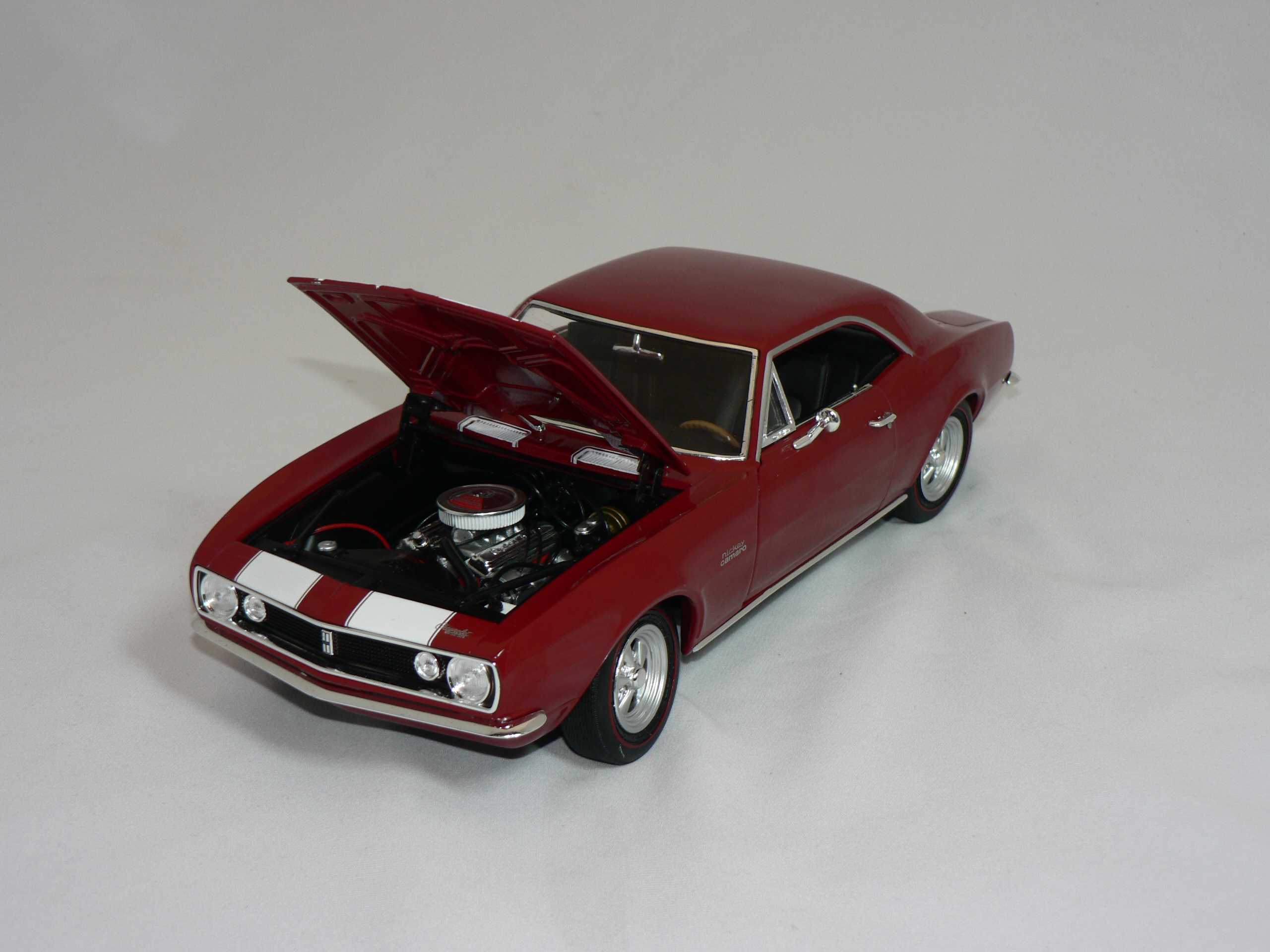 Chevrolet Camaro  Z28 ( Nickey )  1967   Röd/Vita Stripes  1:18  Ertl/Auto World - 4