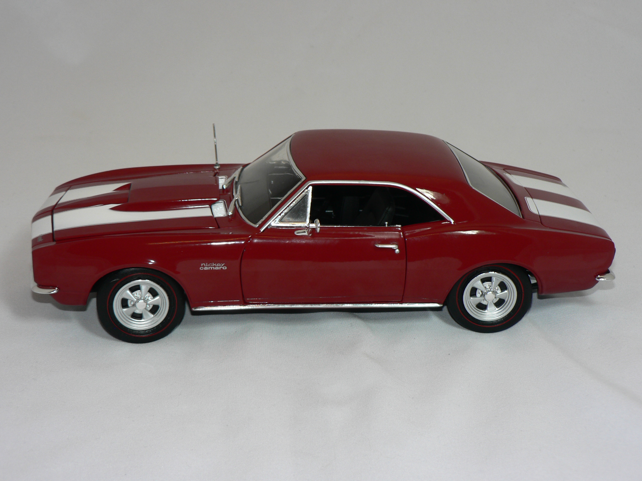 Chevrolet Camaro  Z28 ( Nickey )  1967   Röd/Vita Stripes  1:18  Ertl/Auto World - 3