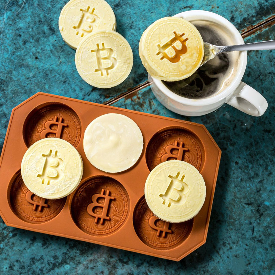 Bitcoin-isform med chokladbitar med bitcoin-loggan