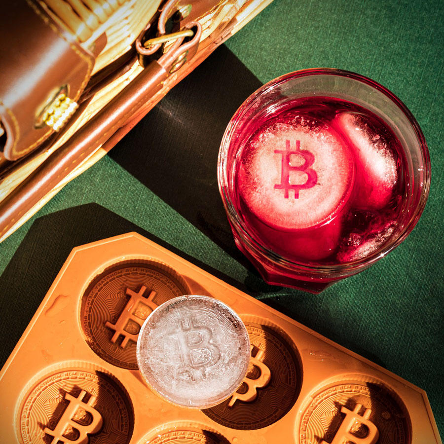Bitcoin-isform med bitcoin-isbitar och en drink
