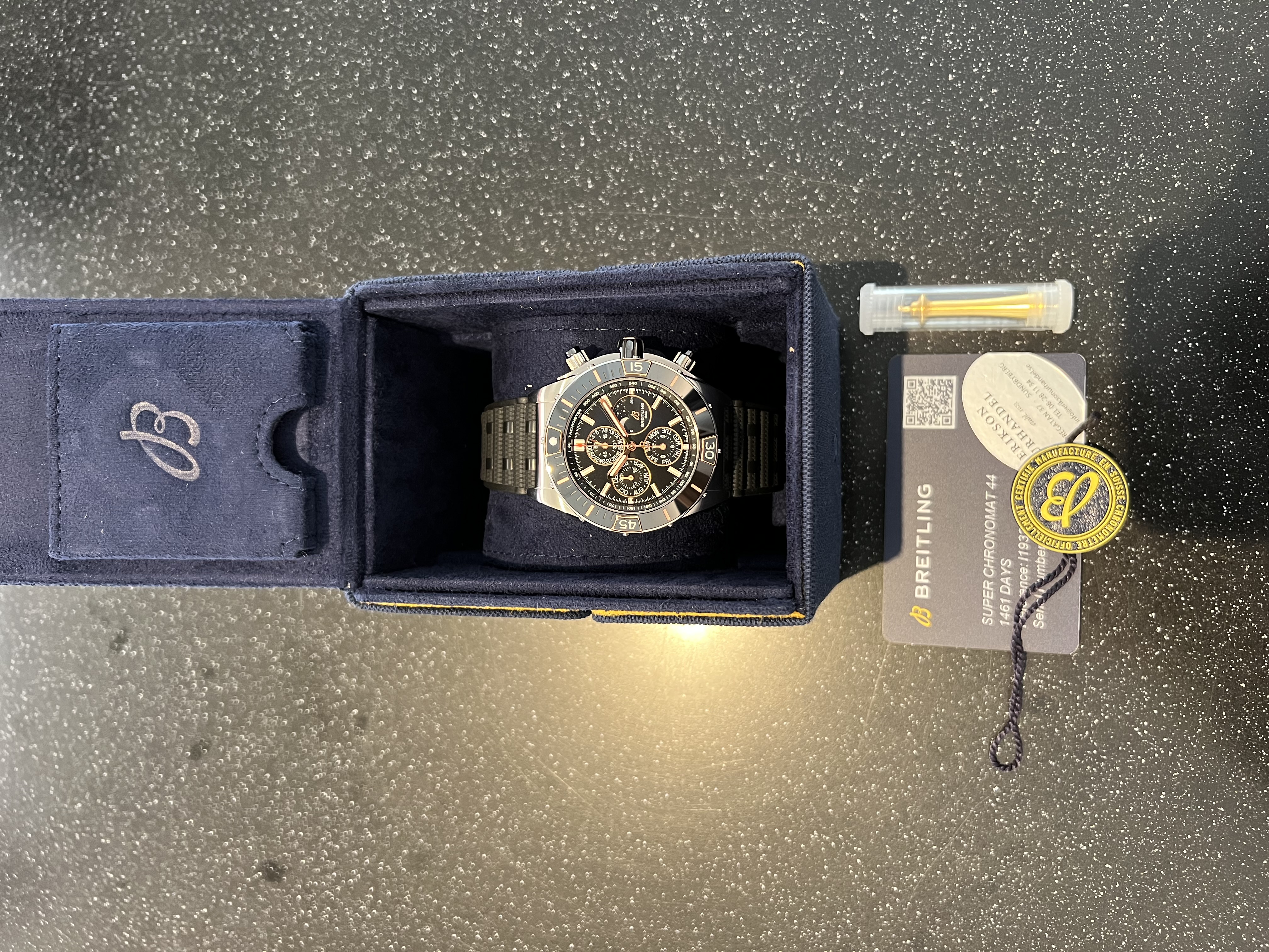 SÅLD 20 augusti 2022 för 90.000:- Breitling Super Chronomat 44 Four-Year Calender svart - 2