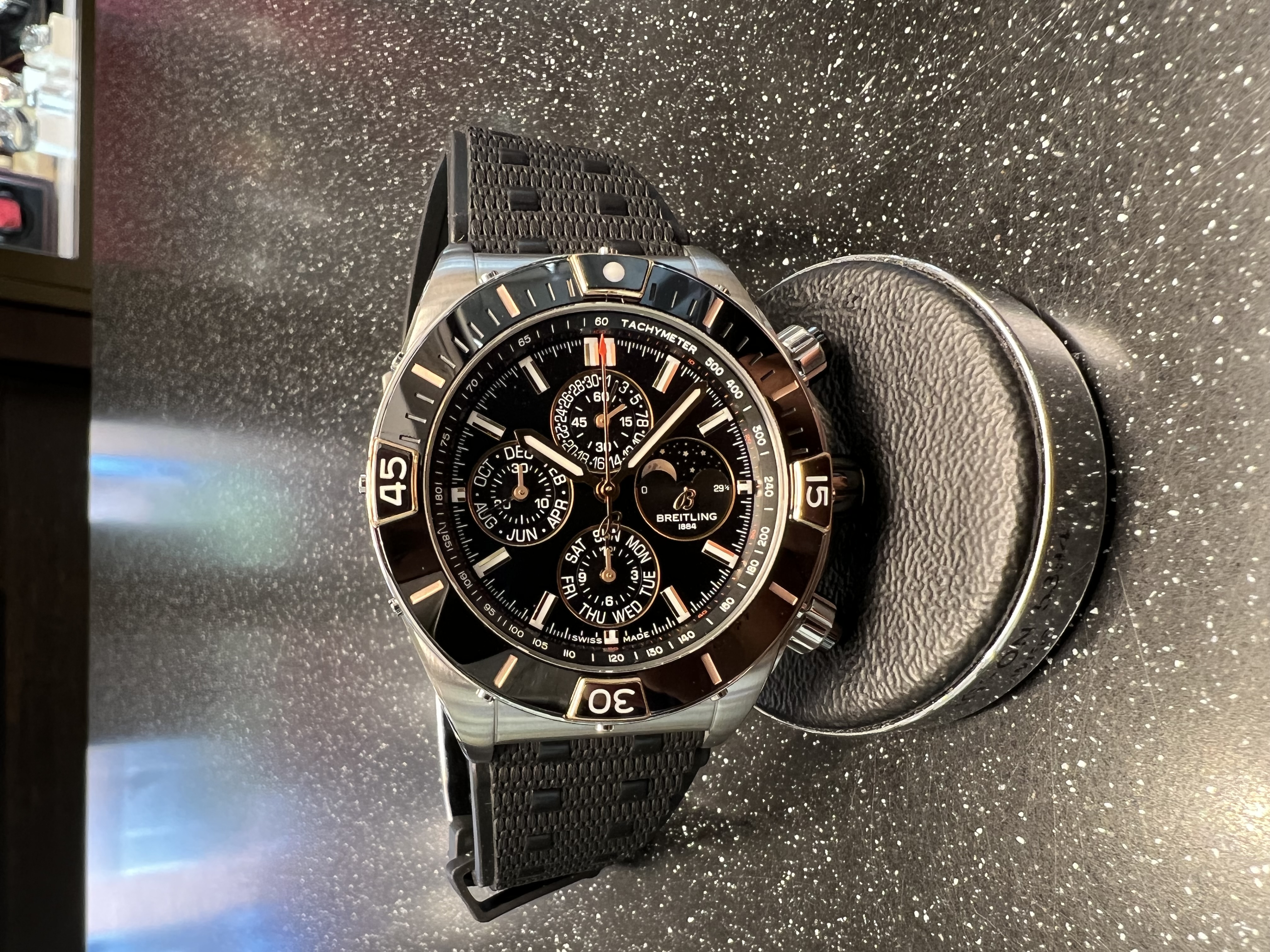 SÅLD 20 augusti 2022 för 90.000:- Breitling Super Chronomat 44 Four-Year Calender svart