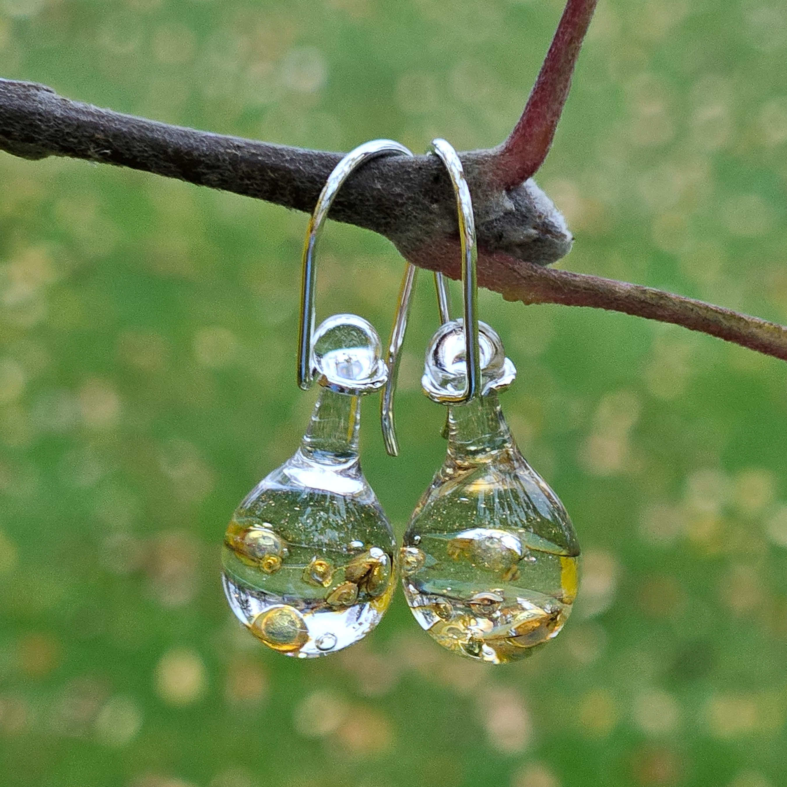 ÖRHÄNGEN MED DROPPAR I GLAS