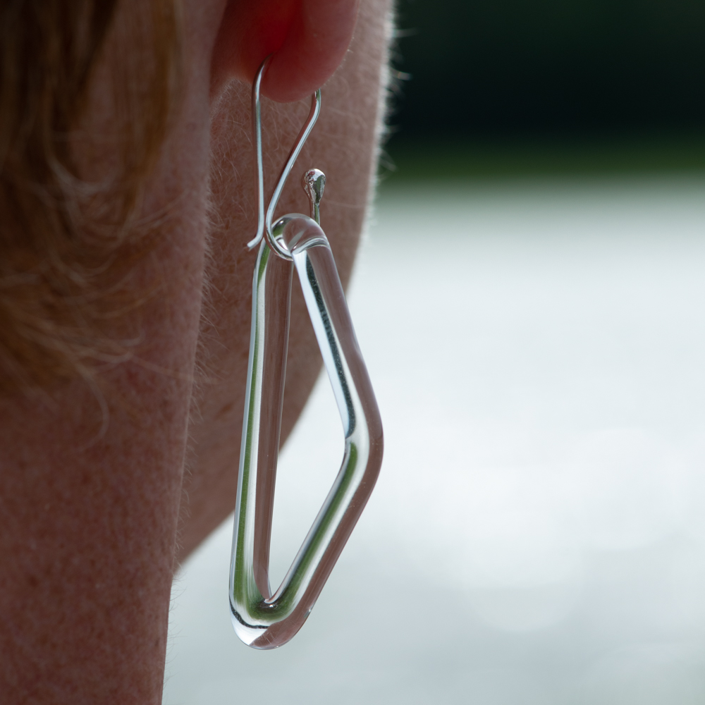 ÖRHÄNGEN MED TRIANGLAR I GLAS