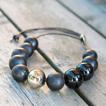 HALSBAND MED HANDBLÅSTA SVARTA GLASBUBBLOR