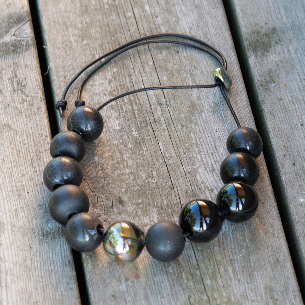 HALSBAND MED HANDBLÅSTA SVARTA GLASBUBBLOR - 3