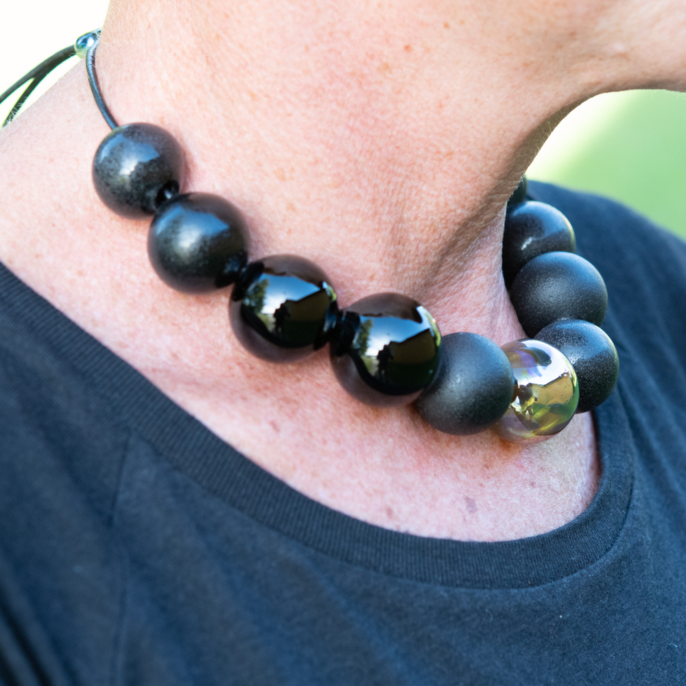 HALSBAND MED HANDBLÅSTA SVARTA GLASBUBBLOR - 2