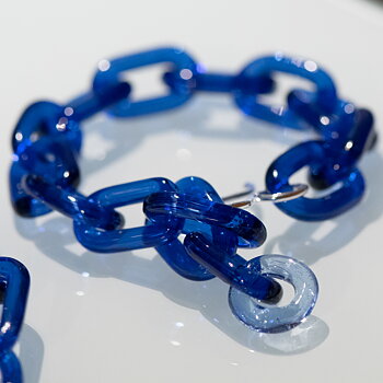 ARMBAND MED KOBOLTBLÅ LÄNKAR I GLAS