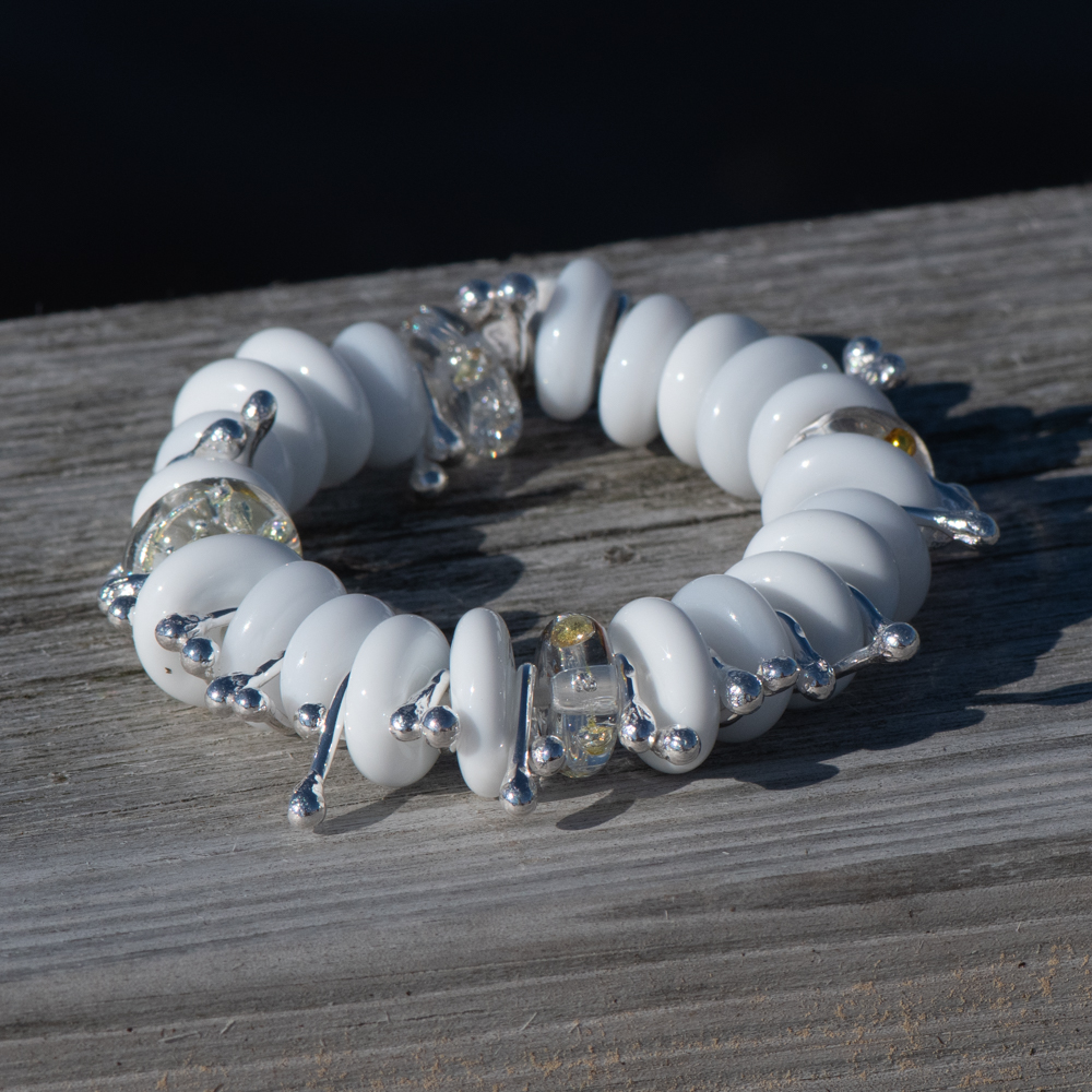 ARMBAND MED GLASPÄRLOR OCH SILVERKNUTAR - 2