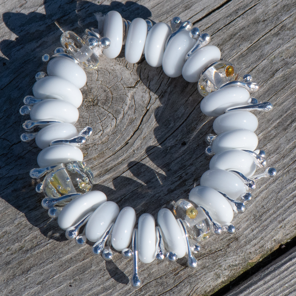 ARMBAND MED GLASPÄRLOR OCH SILVERKNUTAR - 3