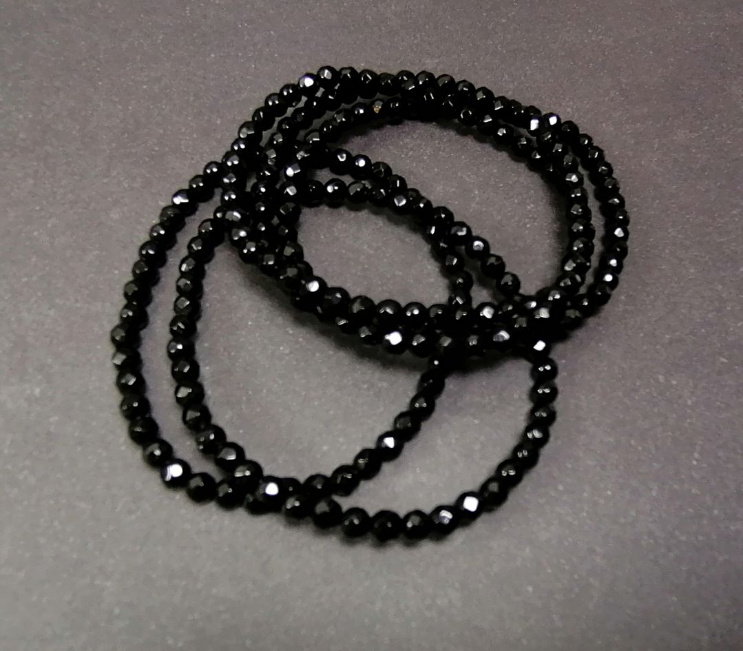 Fasettslipad  Svart Onyx Armband på elastisk tråd- 4mm Pärlor 