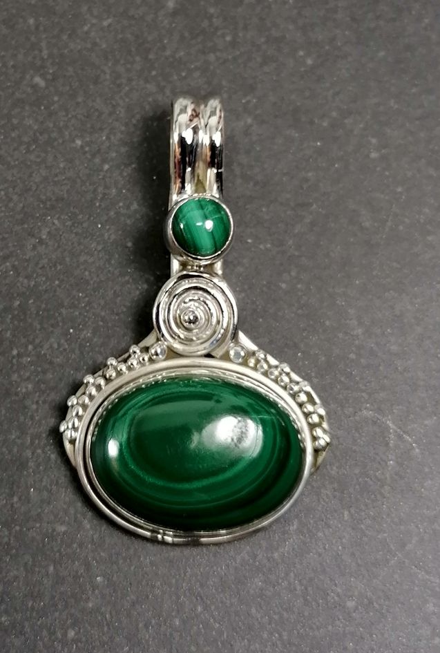 Malakit  Sterling silver filigran cabochon hänge   -  Spiral med 2 st Cabaconer 