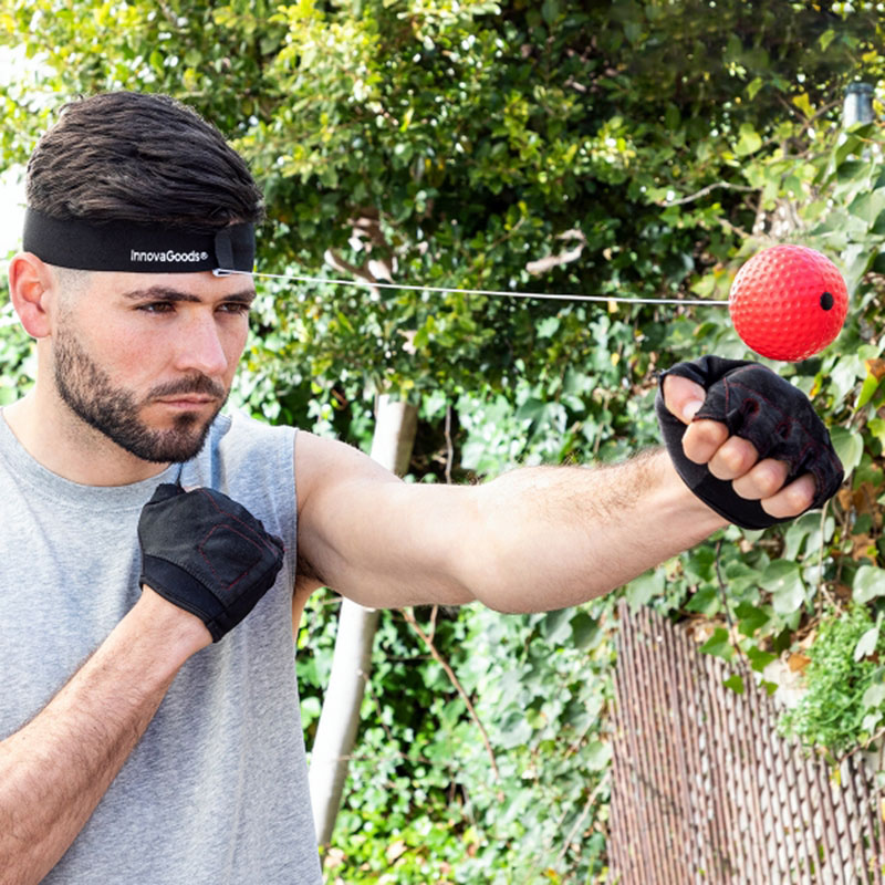 Boxar på en reflexboll med pannband