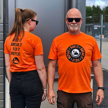 Orange T-shirt med Mopedrenoverings unikke tryk på brystet og ryggen. KØR PÅ DEN - ØDELÆG DEN - REPARER DEN - GENTAG!