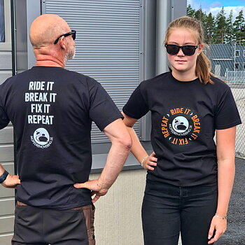 Sort T-shirt med Mopedrenoverings unikke tryk på brystet og ryggen. KØR PÅ DEN - ØDELÆG DEN - REPARER DEN - GENTAG!