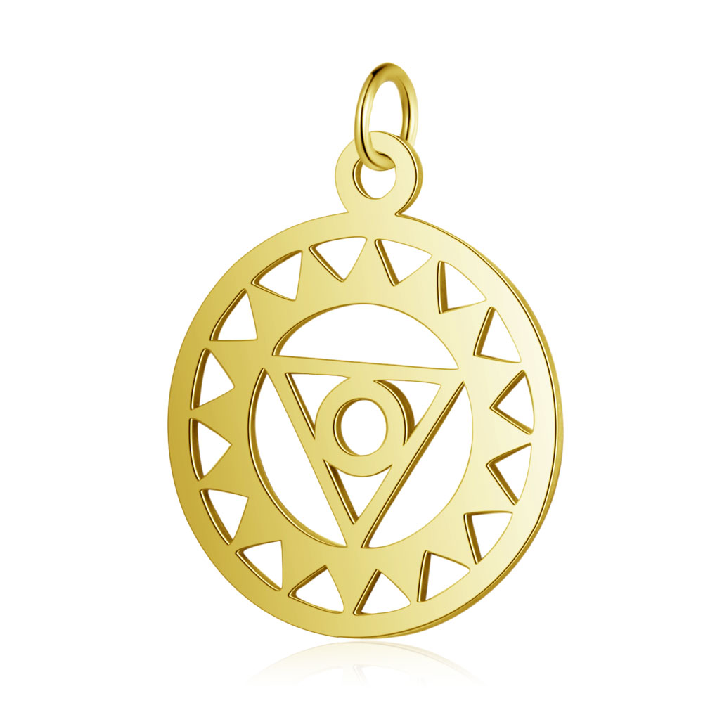 Guldfärgad chakra-berlock med Visuddha-symbol för halschakrat, i rostfritt stål, visad mot ljus bakgrund.