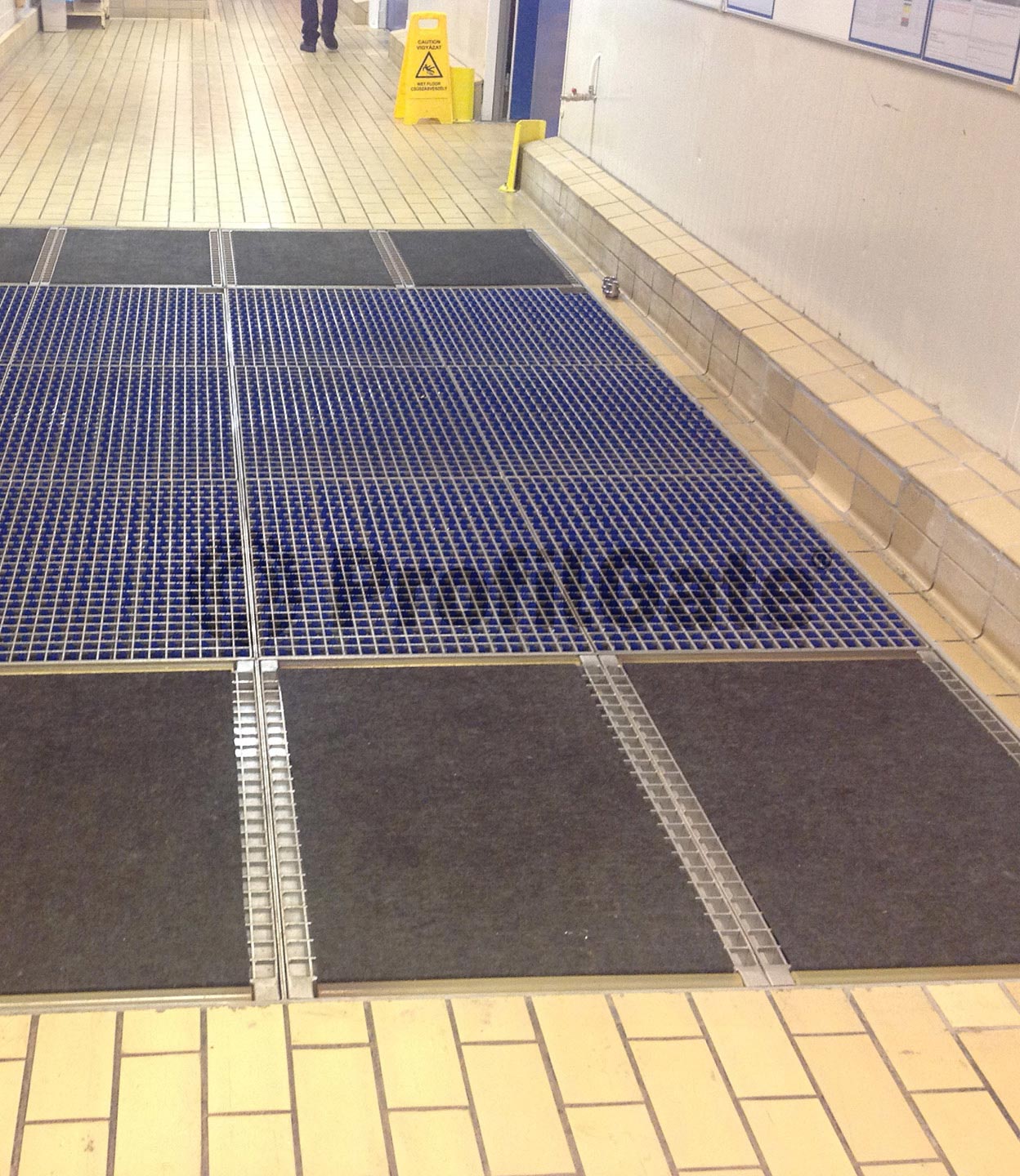 Profilgate aqua installation för tvätt av truckhjul och skosulor. Installationen har efterföljande torksteg med Profilgate dryzone.