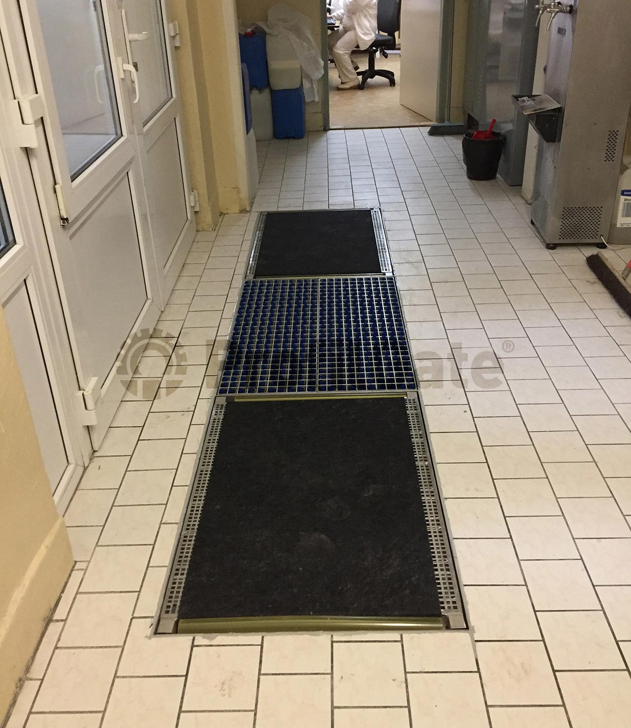 Profilgate dryzone skotork vid personalingång.