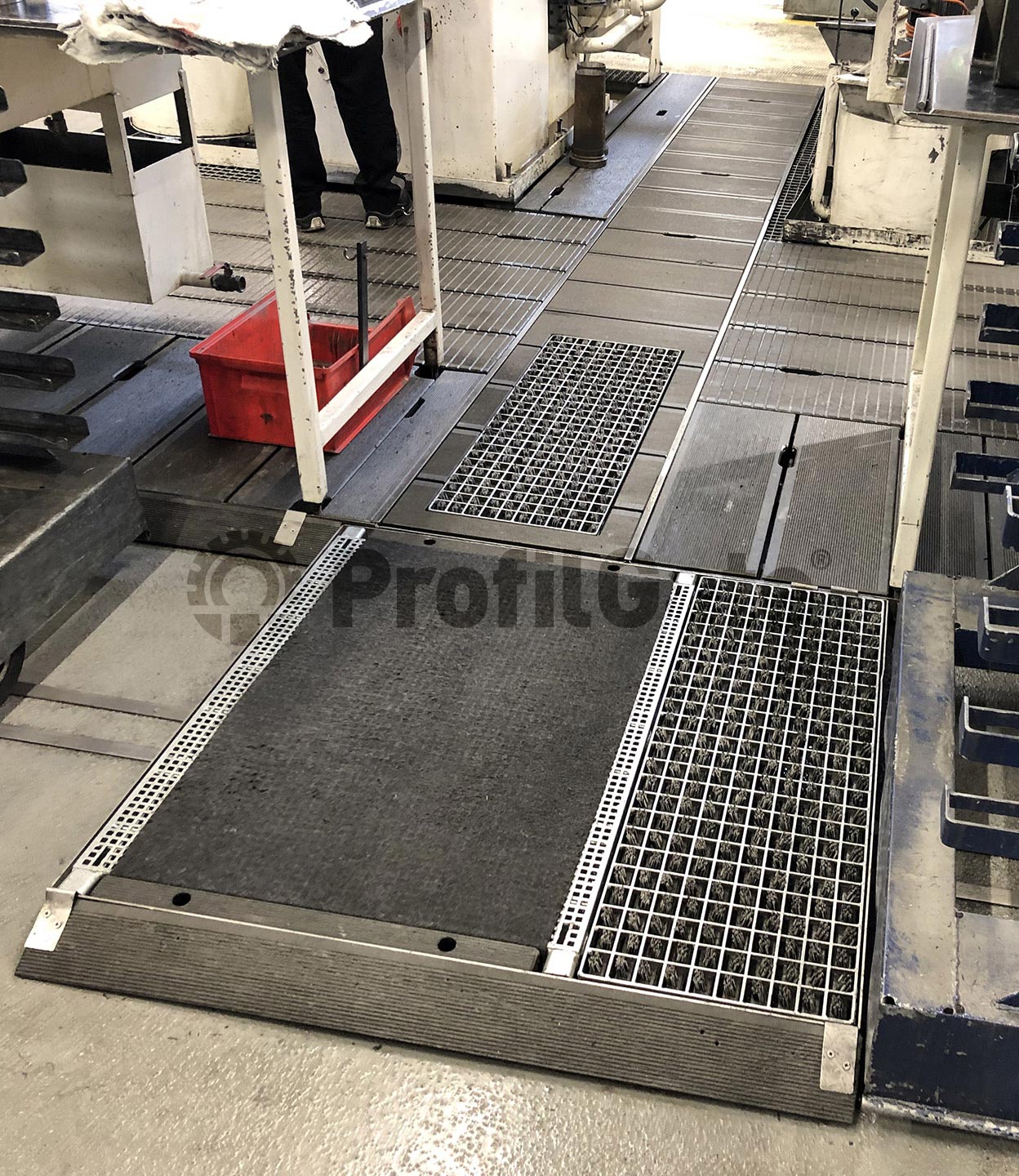 Profilgate go dryzone installerad i verkstad för att ta bort olja från skosulor.