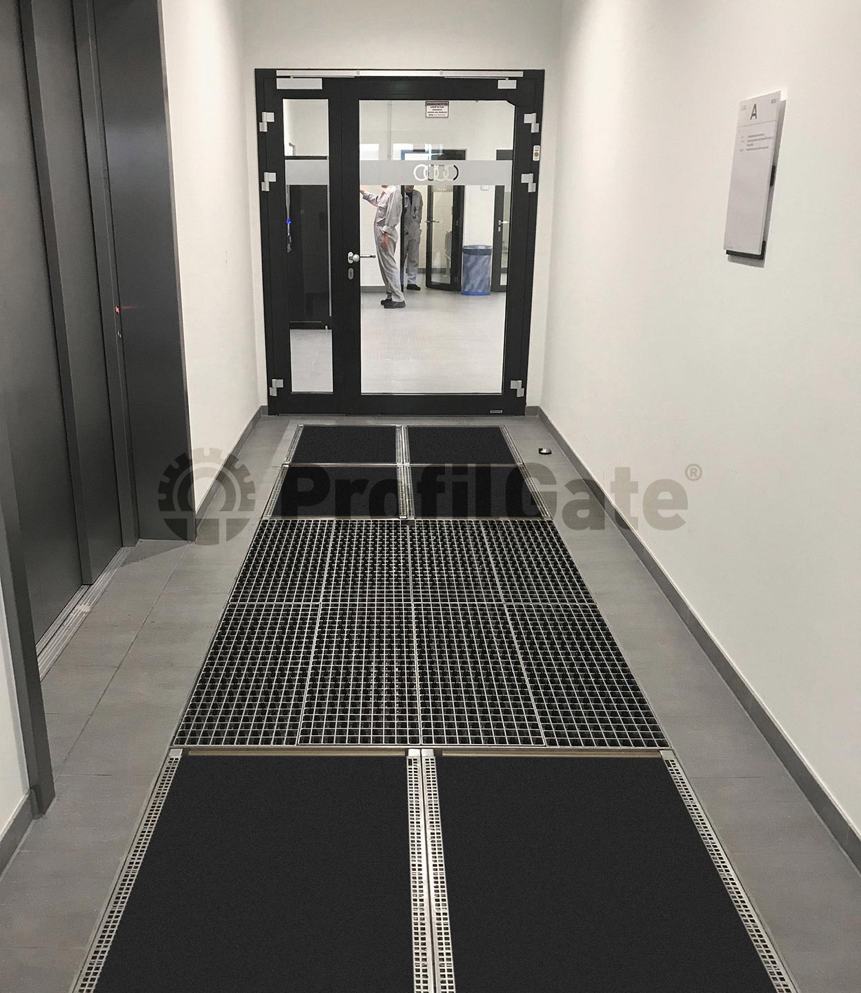 Installation av Profilgate go med dryzone sultorkning framför hiss.