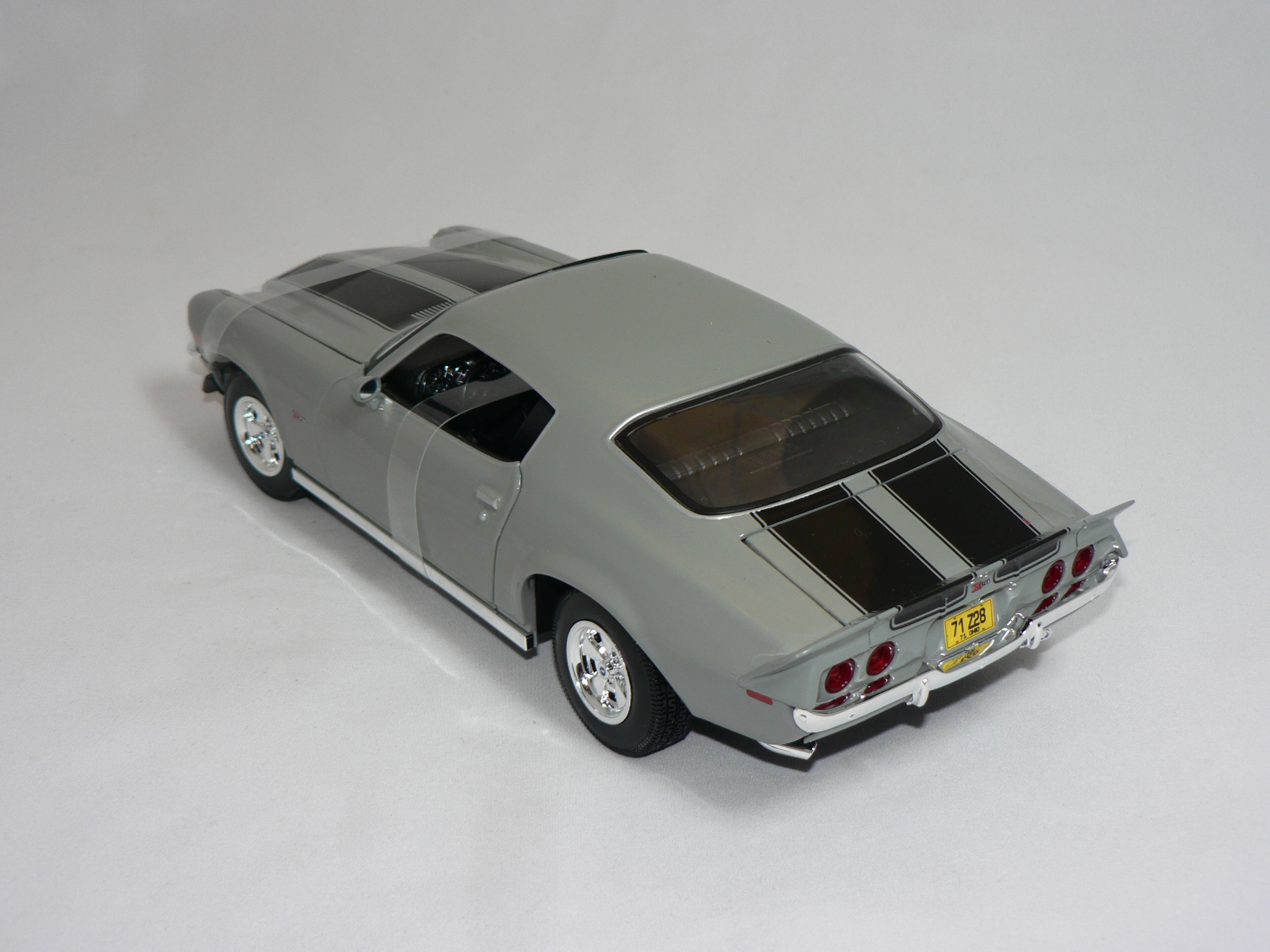 Chevrolet Camaro Z/28 -1971  Grå/Svart Stripes 1:18  Maisto - 2