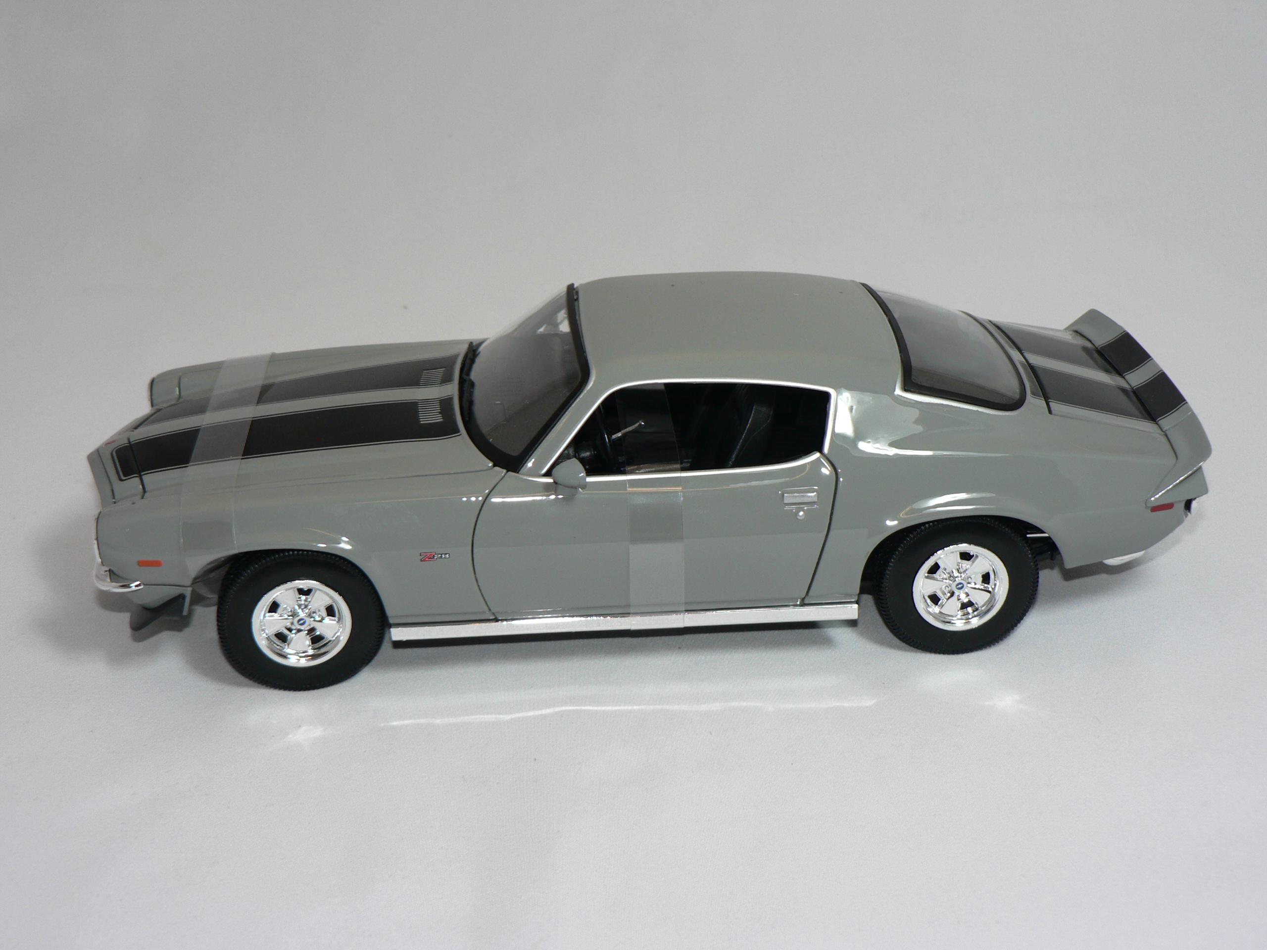 Chevrolet Camaro Z/28 -1971  Grå/Svart Stripes 1:18  Maisto - 3