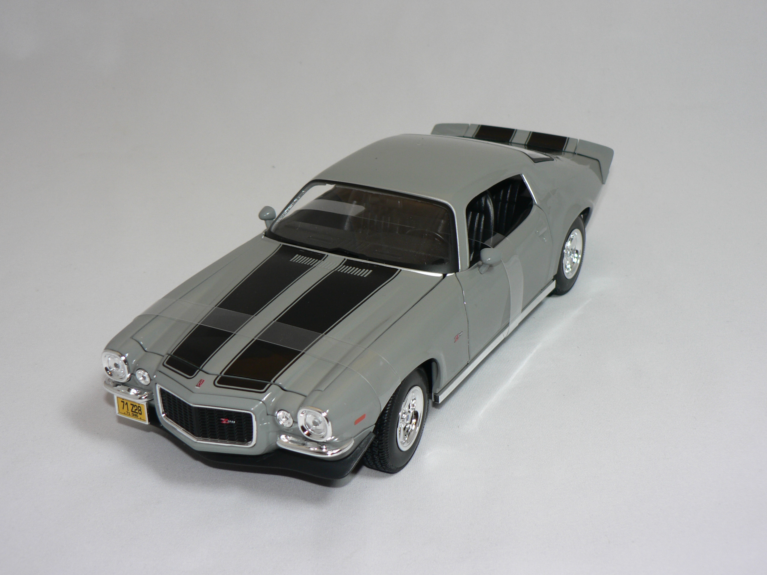 Chevrolet Camaro Z/28 -1971  Grå/Svart Stripes 1:18  Maisto