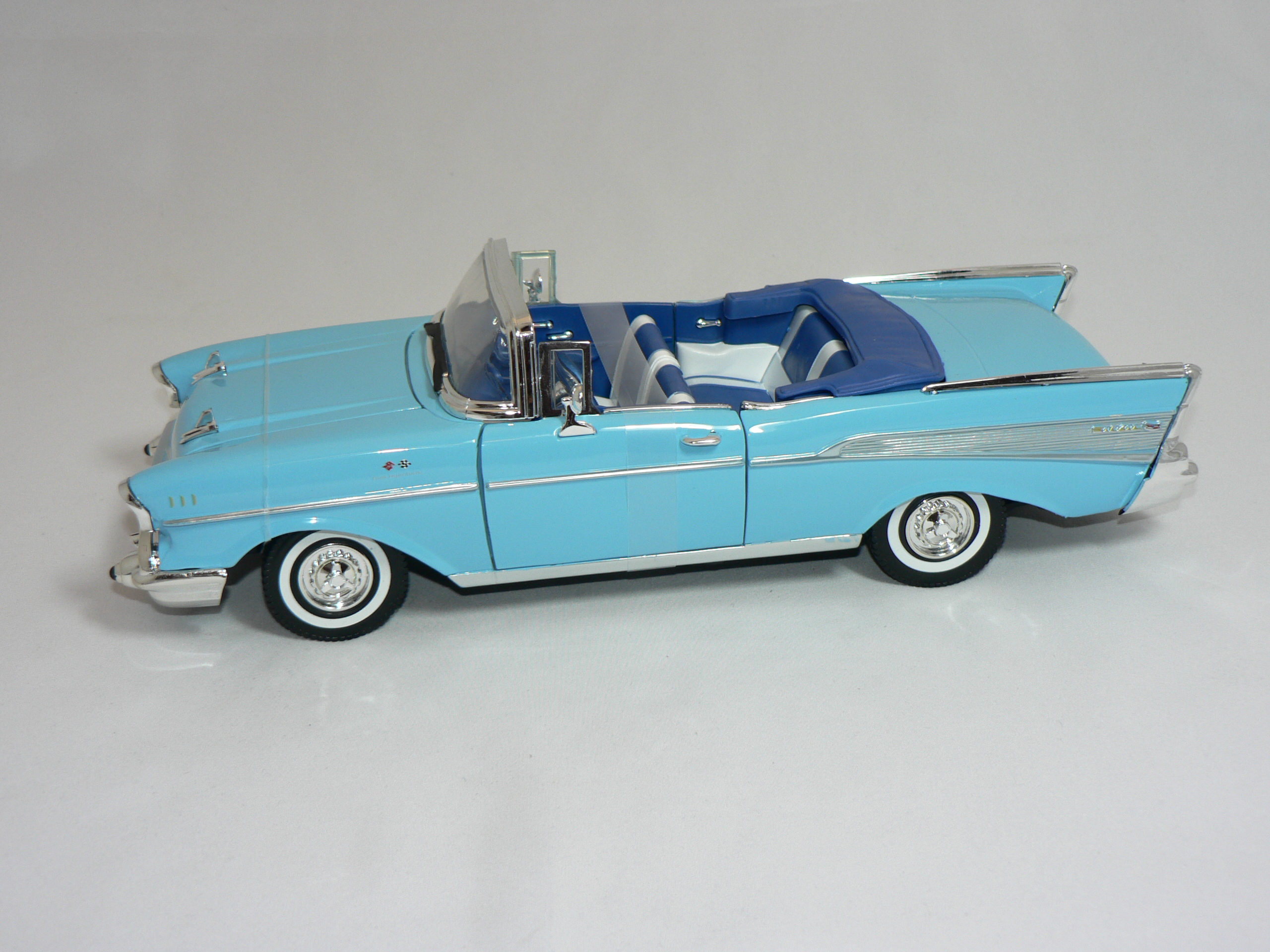 Chevrolet Bel Air Open Convertible -1957  Ljusblå  1:18  Motor Max - 3