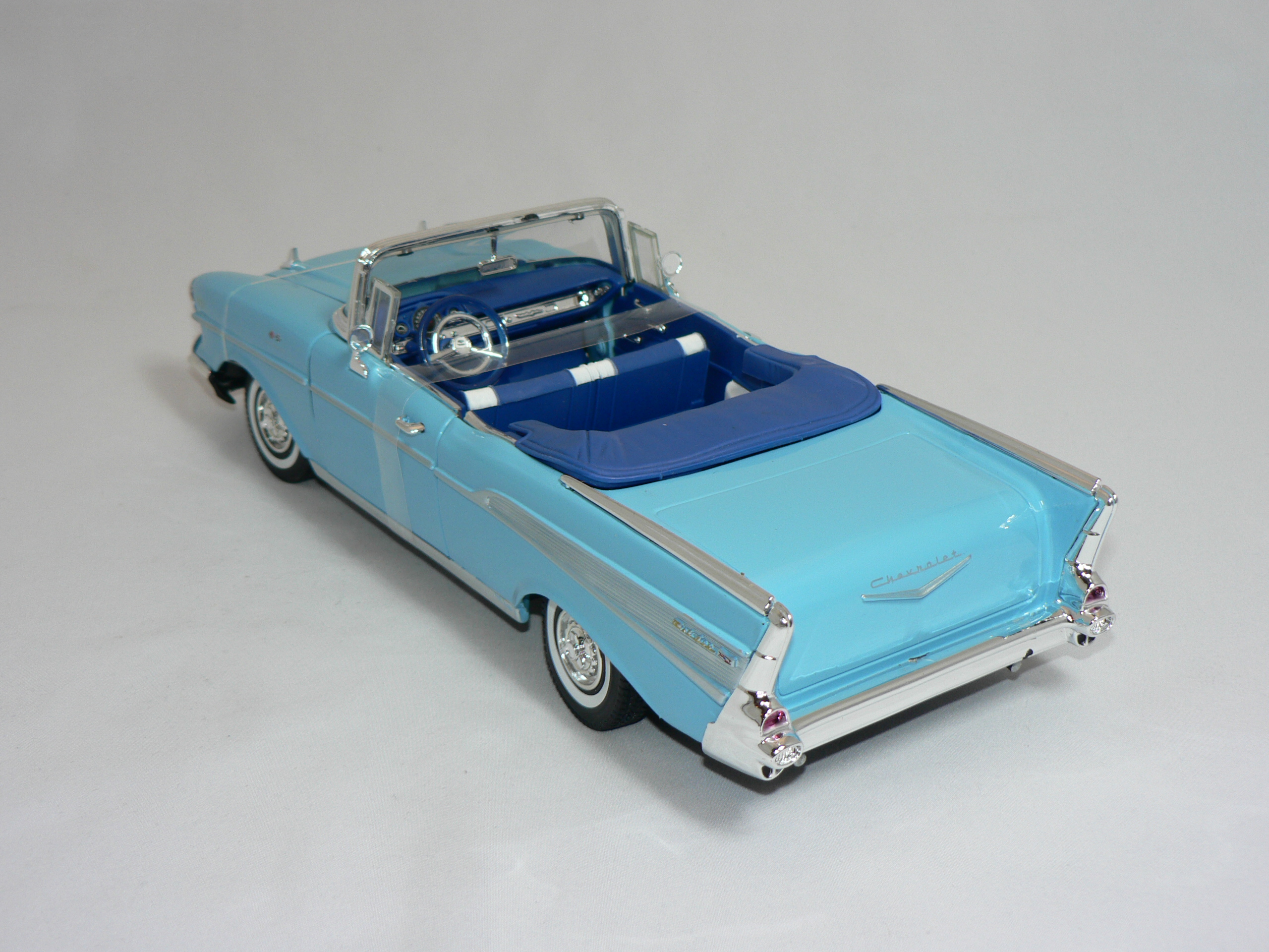 Chevrolet Bel Air Open Convertible -1957  Ljusblå  1:18  Motor Max - 2