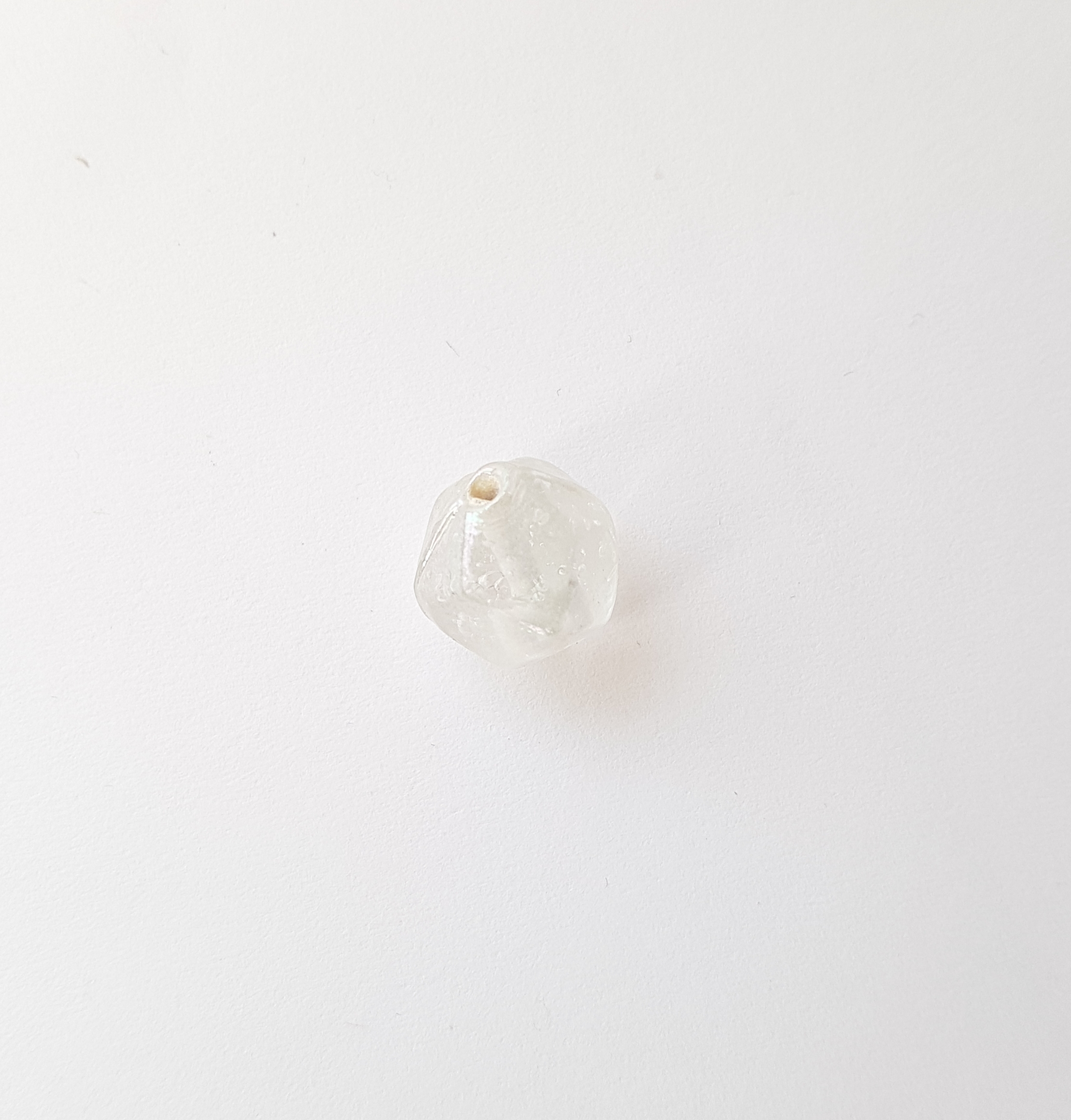 Vit transparant pärla 12x12mm