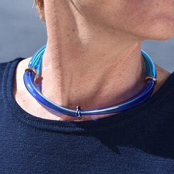 HALSBAND MED HANDBLÅSTA BLÅA OCH TURKOSA GLASRÖR.