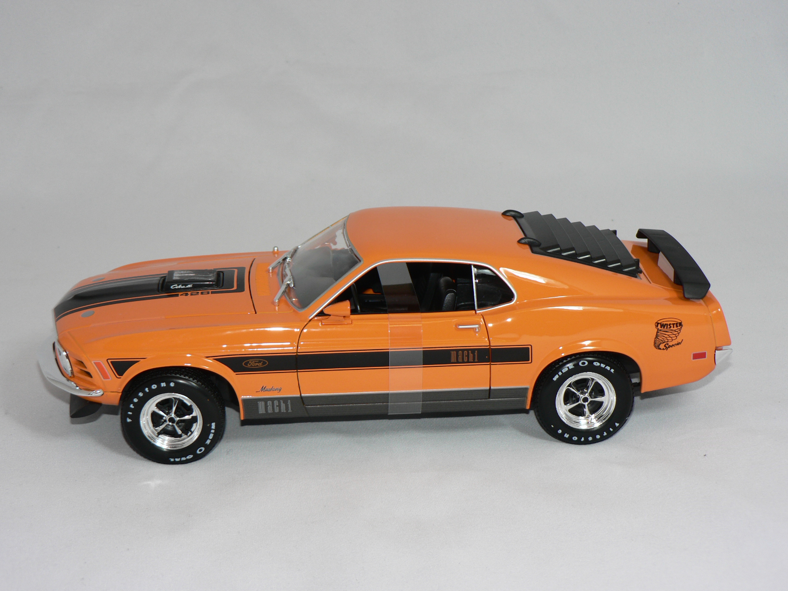 Ford Mustang 428  Mach 1   1970  Maisto  1:18  Orange/Svart Stripes   ( Öppnings Bar ) - 3
