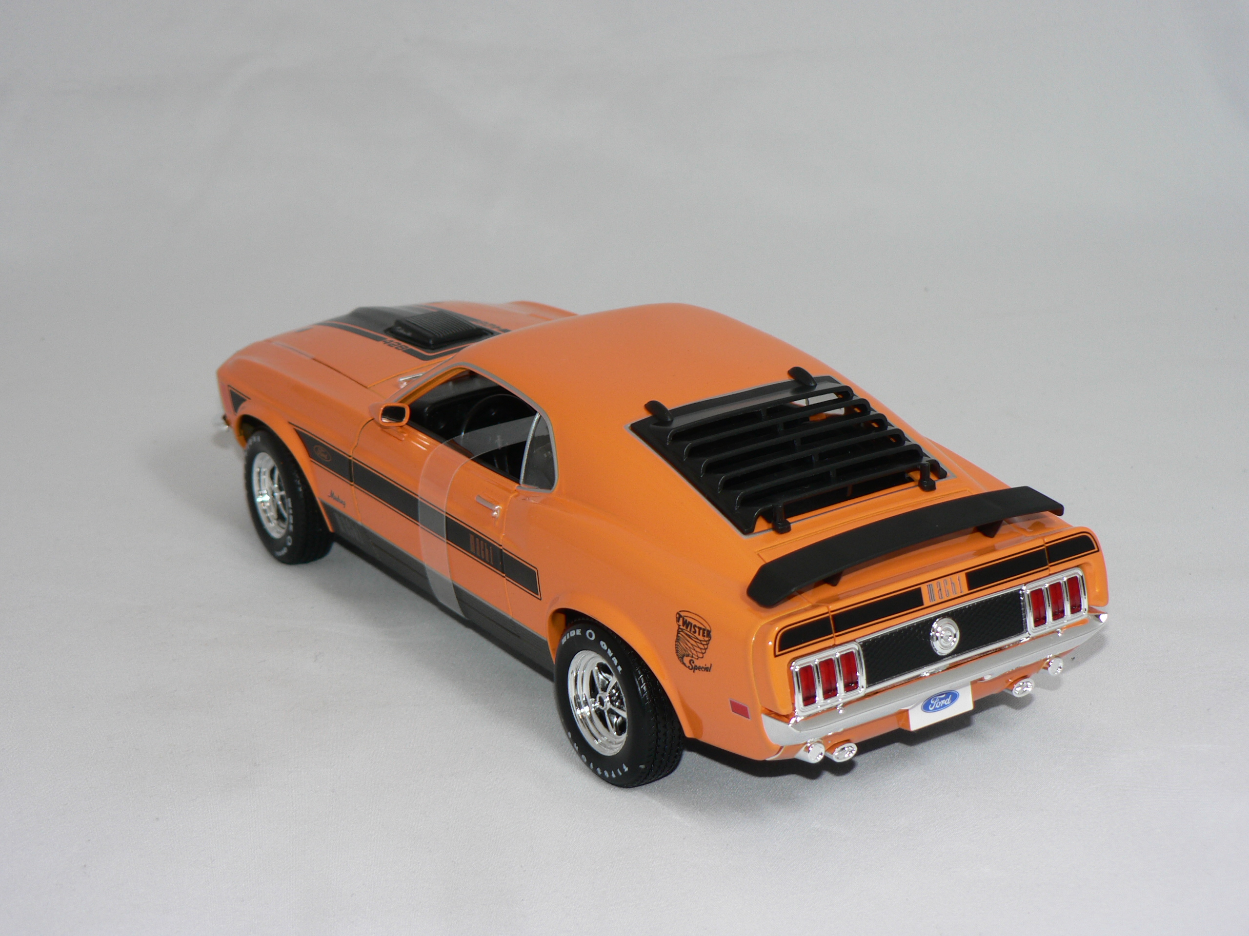 Ford Mustang 428  Mach 1   1970  Maisto  1:18  Orange/Svart Stripes   ( Öppnings Bar ) - 2