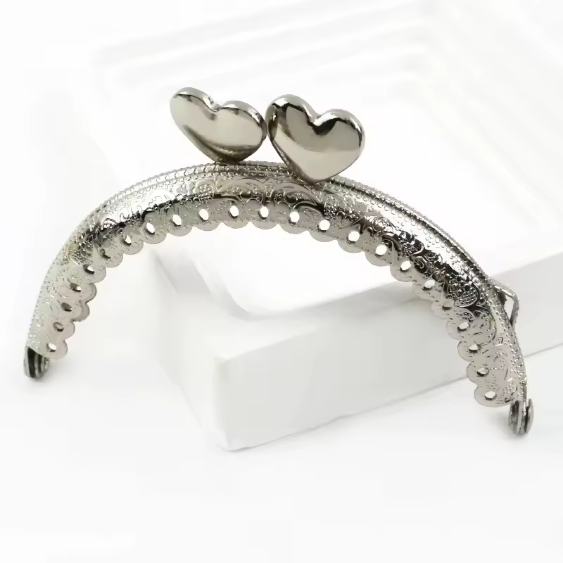 Portmonnäknäppe med hjärtan & spets, blankt silver  - 2