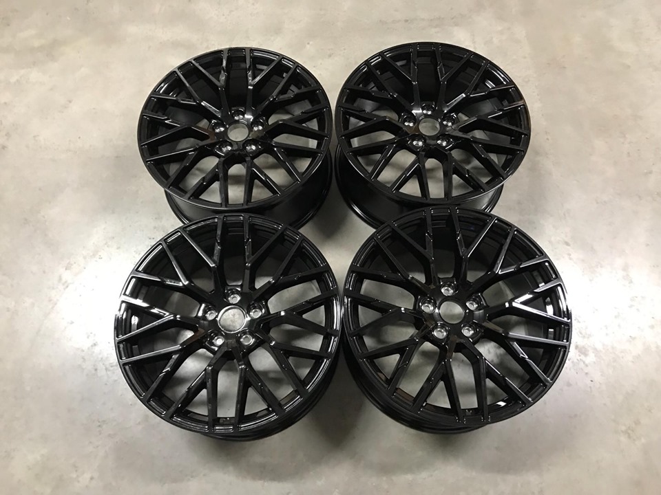 19" AR8 V10 Gloss black 5x112
