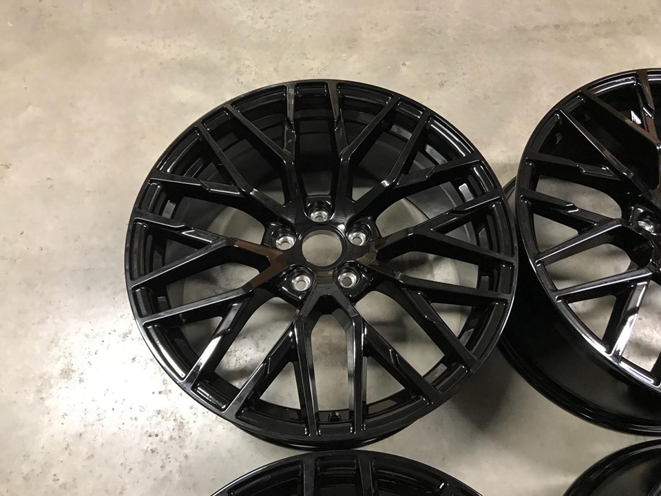 19" AR8 V10 Gloss black 5x112 - 3
