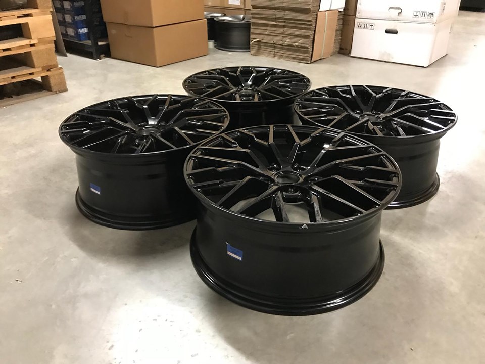 19" AR8 V10 Gloss black 5x112 - 2