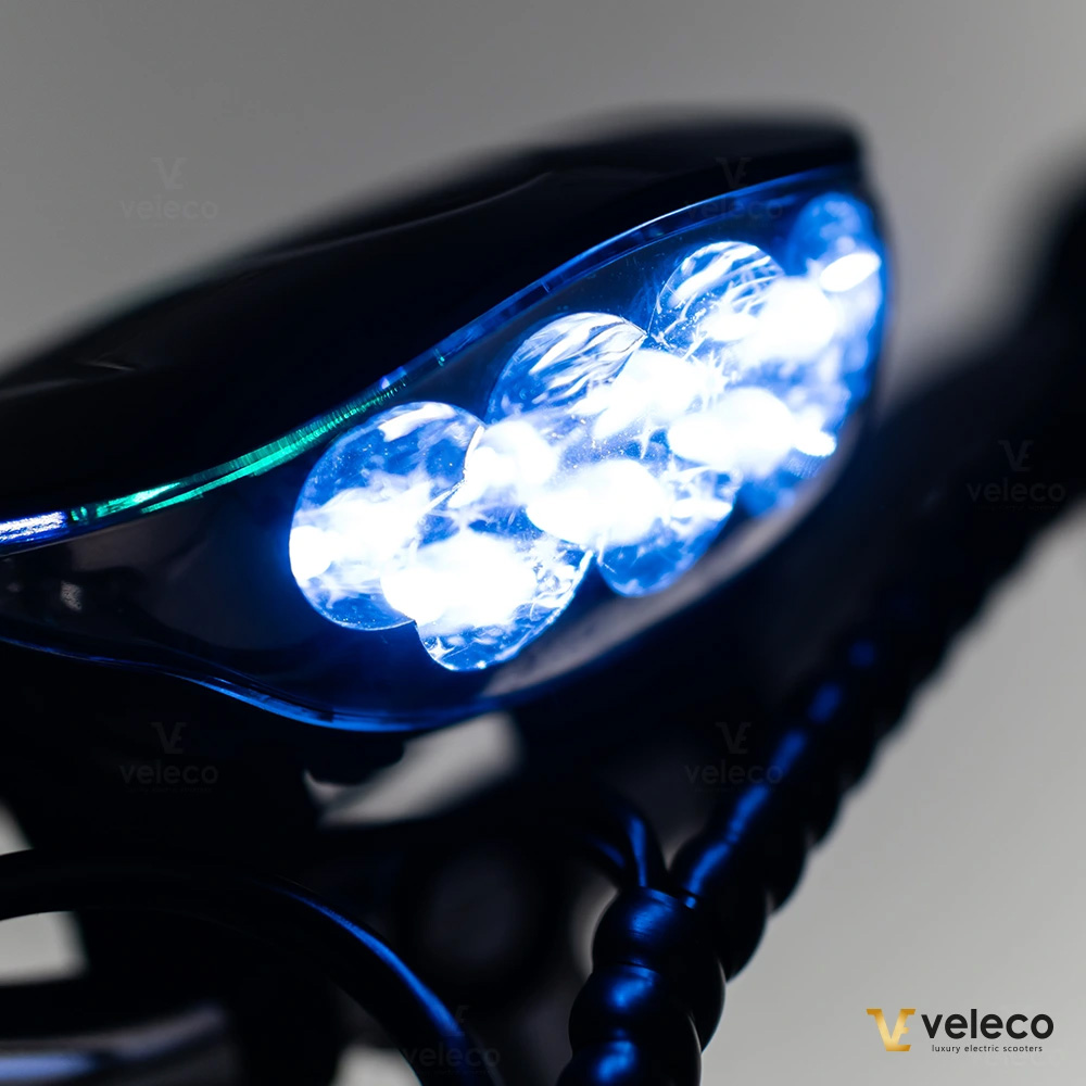 LED-belysning_på_promenadskoter_hopfällbar_med_trehjulig_hopfällbar_promenadscooter_permobil_ZT16_från_Inwistore